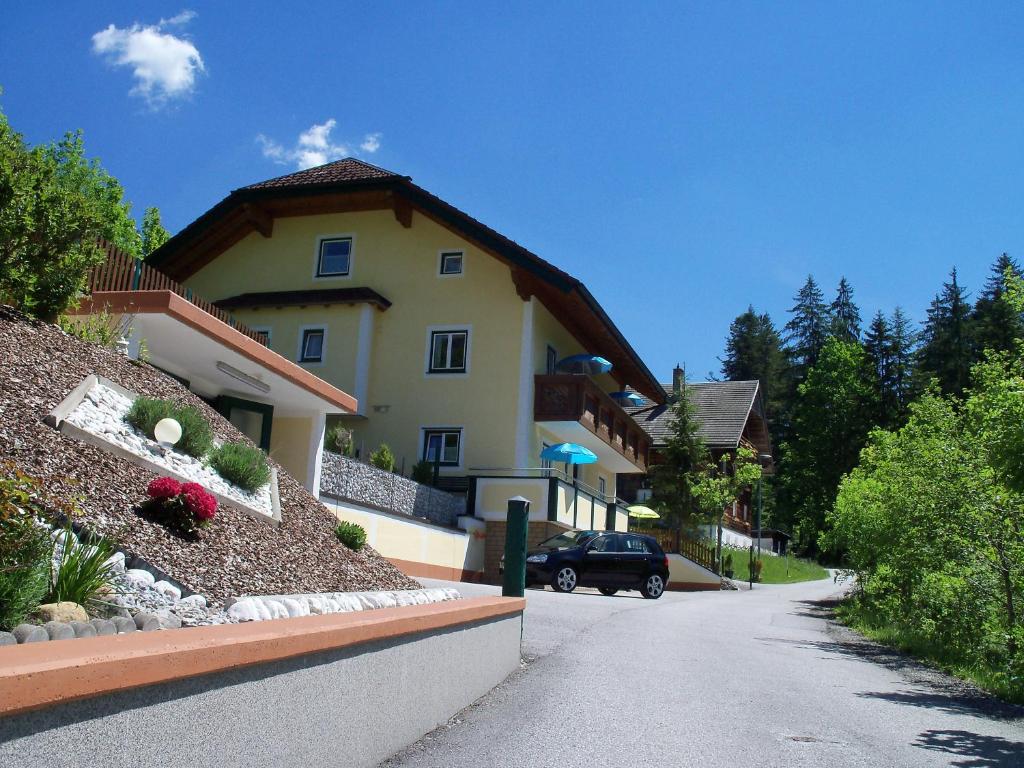 un'auto è parcheggiata di fronte a una casa di Haus Mary a Russbach am Pass Gschütt