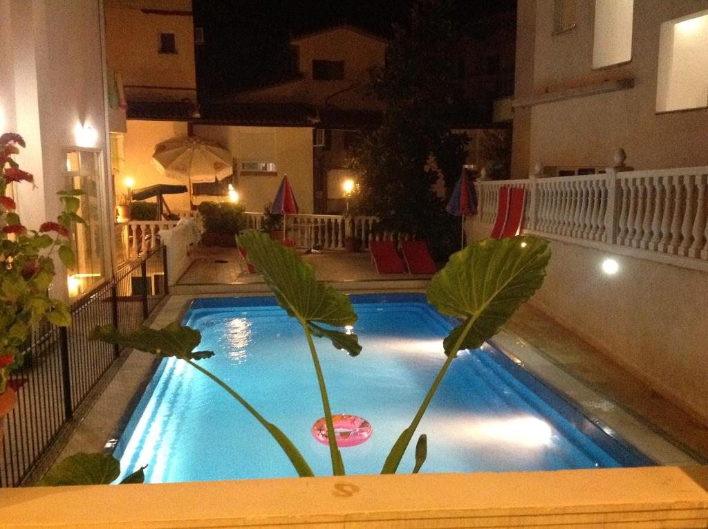 Bazén v ubytování Hotel Aurora nebo v jeho okolí