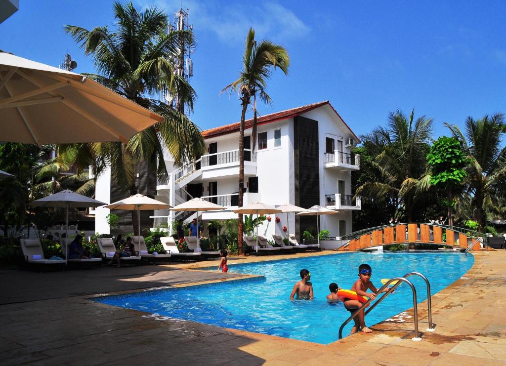 Bazén v ubytování Kyriad Prestige Calangute Goa by OTHPL nebo v jeho okolí