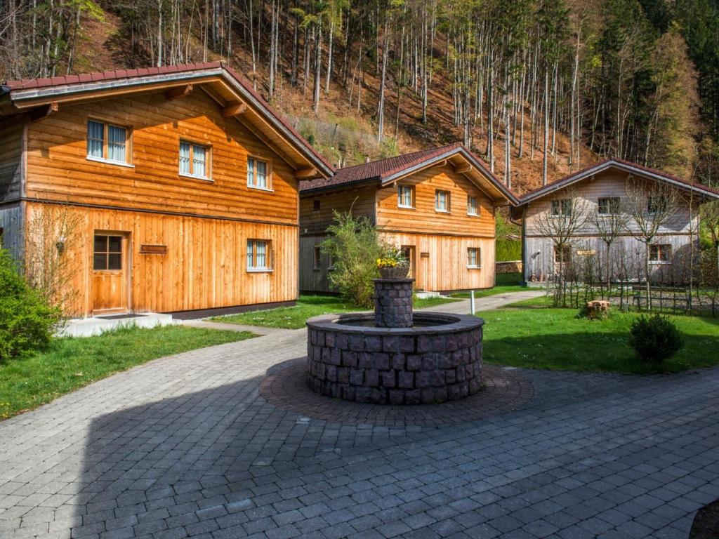 uma casa com uma fonte no meio de uma entrada em Ferienhaus Valleu em Bartholomäberg