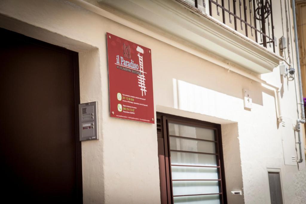 een rood bord aan de zijkant van een gebouw bij Il Paradiso a Claustro Inferno in Altamura
