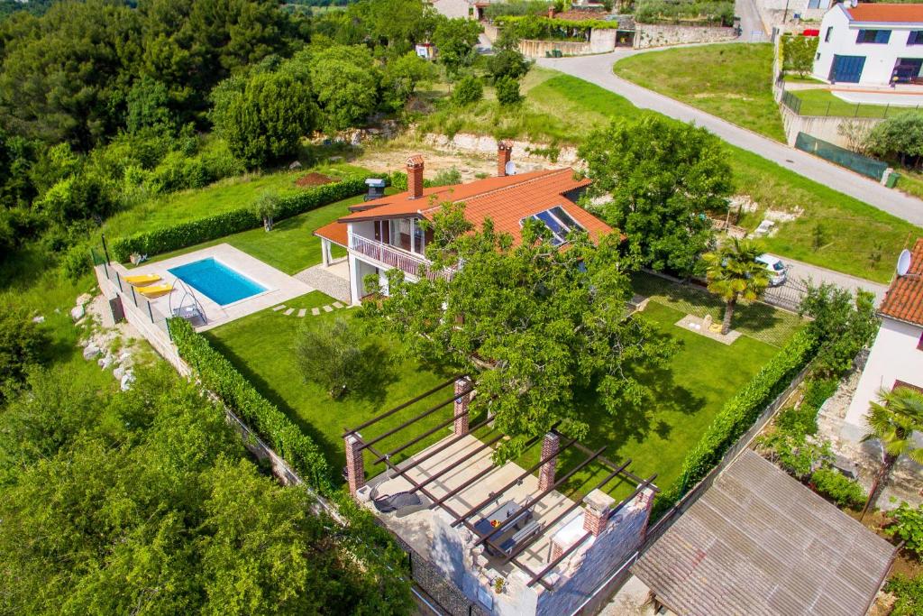 Basen w obiekcie Villa Parenzana lub w pobliżu