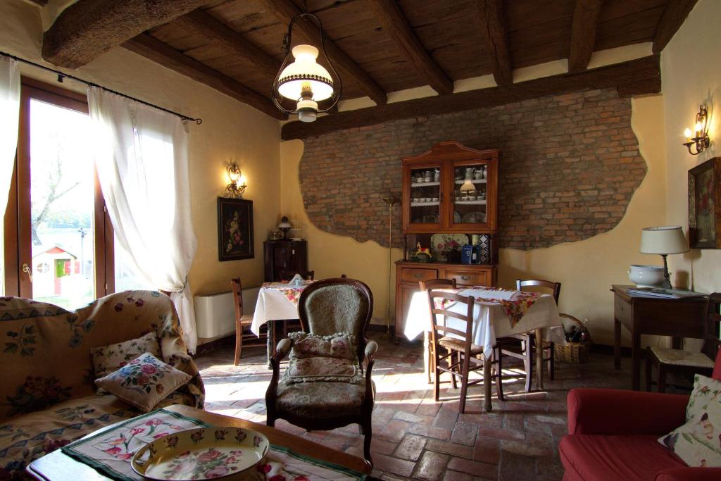 A seating area at Agriturismo La Cascinetta