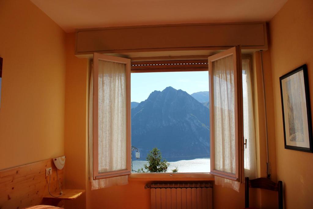 Nespecifikovaný výhled na hory nebo výhled na hory při pohledu z hotelu