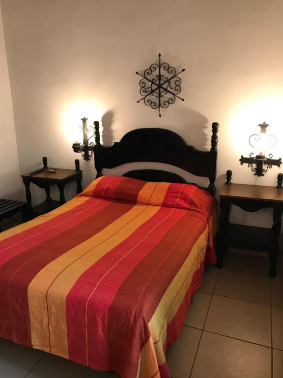 Postel nebo postele na pokoji v ubytování Hotel Villa de Flores