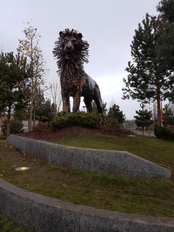 uma estátua de um cão num parque em Tower Street Treasure em Belfast