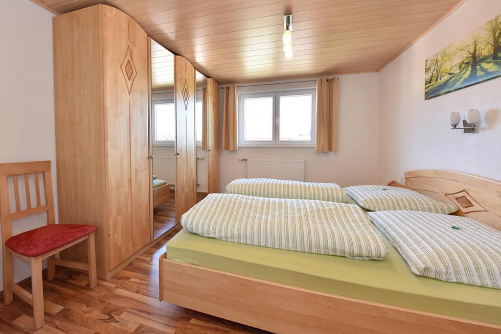 Postel nebo postele na pokoji v ubytování Bio-Bauernhof Heidegger