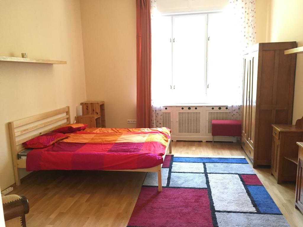 um quarto com uma cama e uma grande janela em Hotel Rose Valley em Budapeste