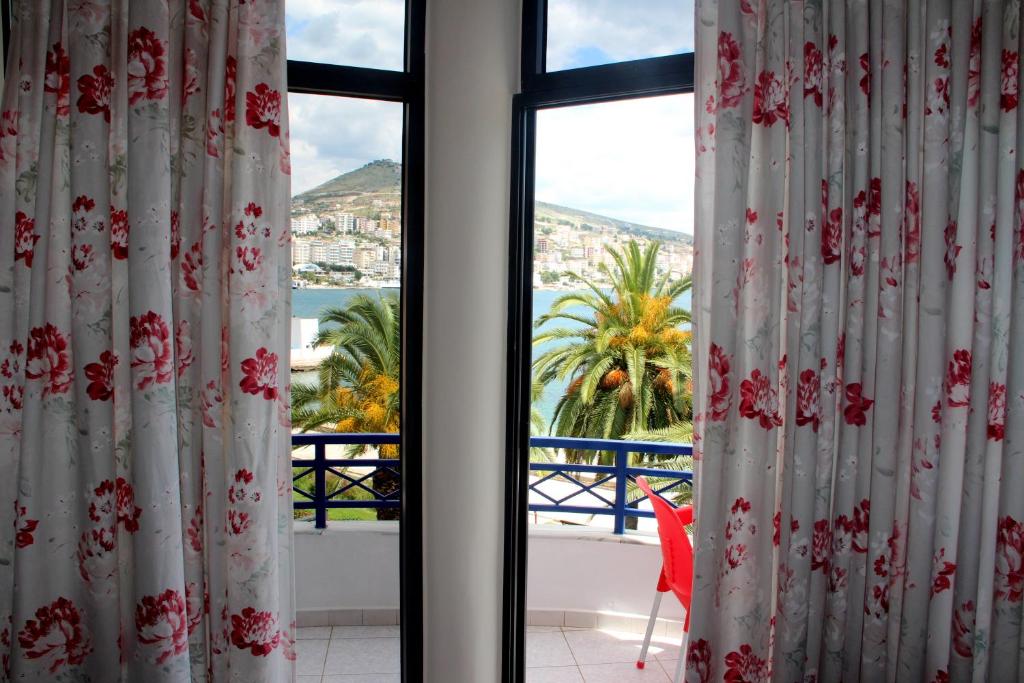 Nespecifikovaný výhled na hory nebo výhled na hory při pohledu z hotelu