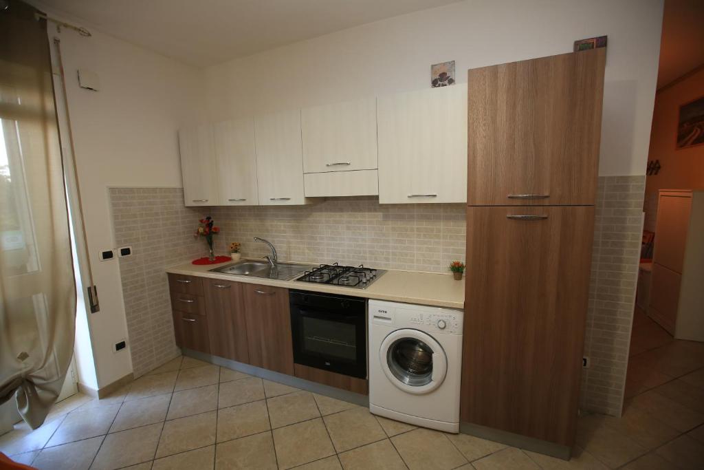 a kitchen with a washing machine and a sink at Casa Fusco in Minturno