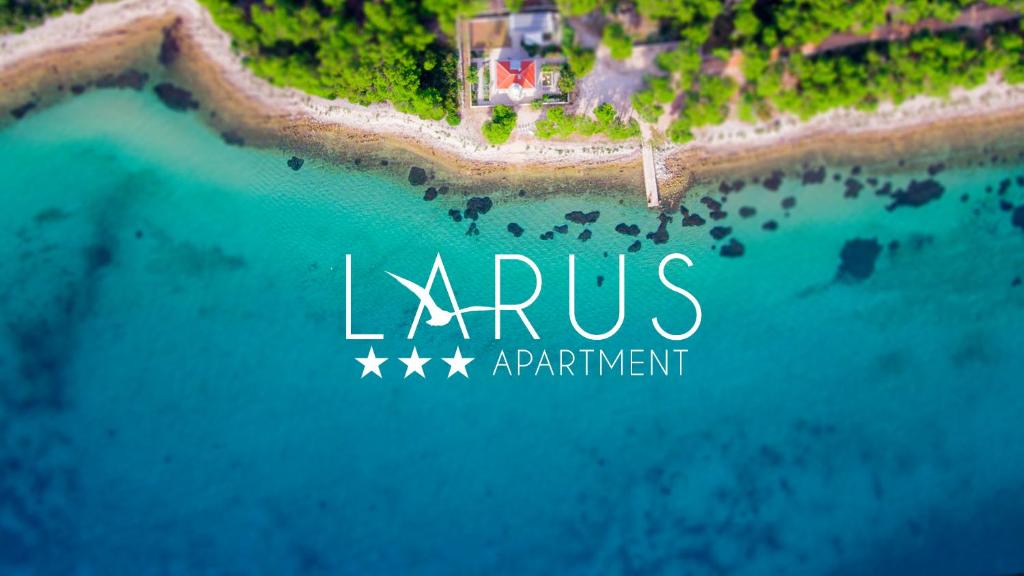 - une vue aérienne d'un complexe sur une île dans l'eau dans l'établissement Apartment Larus, à Vir