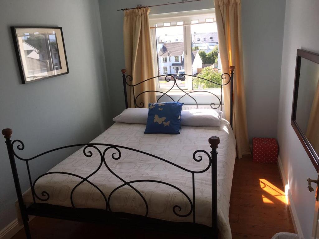 ウェストポートにある19 Westlandsのベッドルーム1室(黒いベッド1台、窓付)