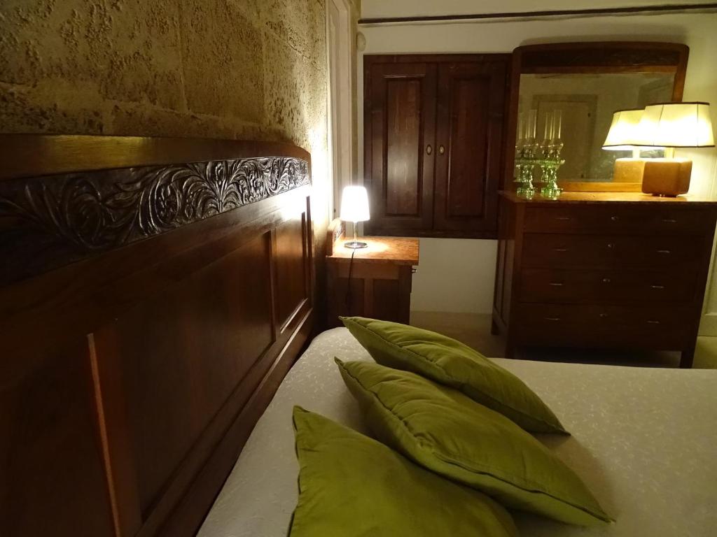 ガリポリにあるTenuta Mazzucchi Tarantinoのベッドルーム1室(緑の枕が付くベッド1台付)