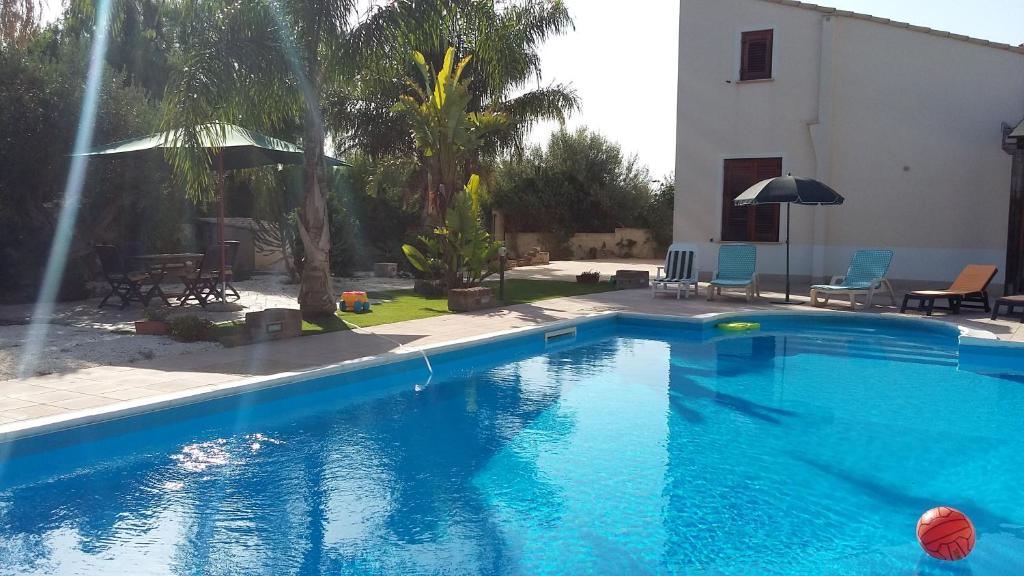 Bazén v ubytování B&B Castellazzo nebo v jeho okolí