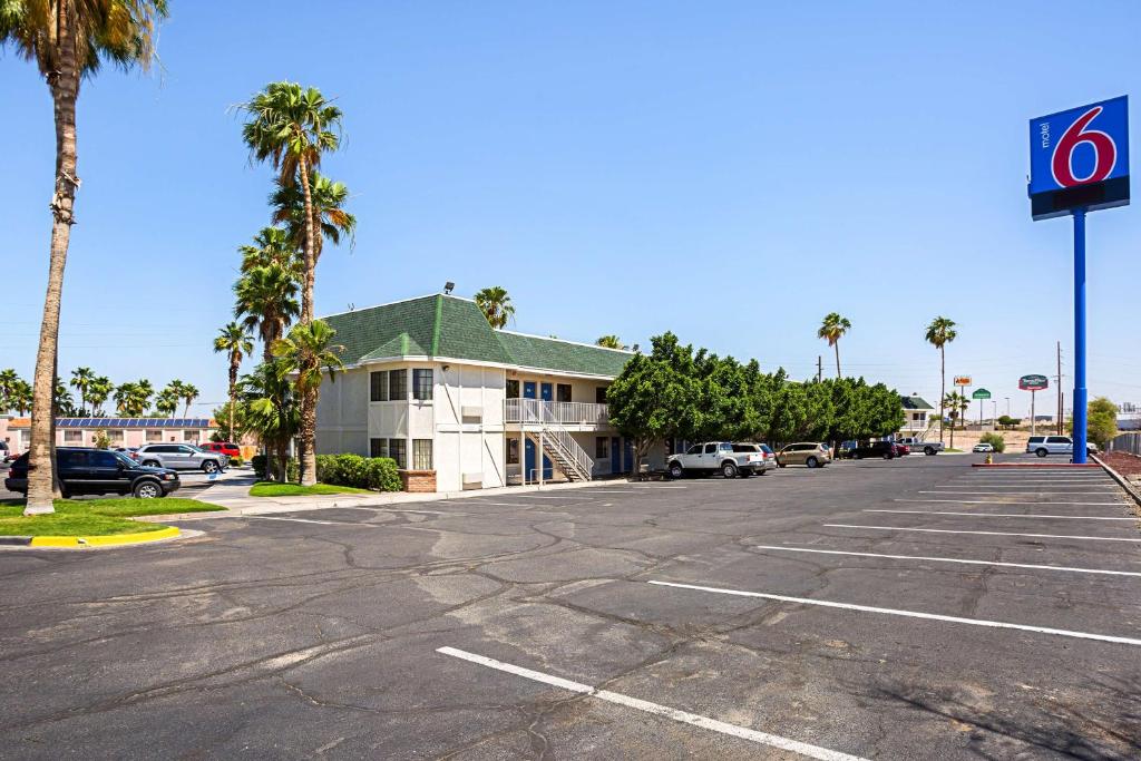 een lege parkeerplaats voor een hotel bij Motel 6-Yuma, AZ - East in Yuma