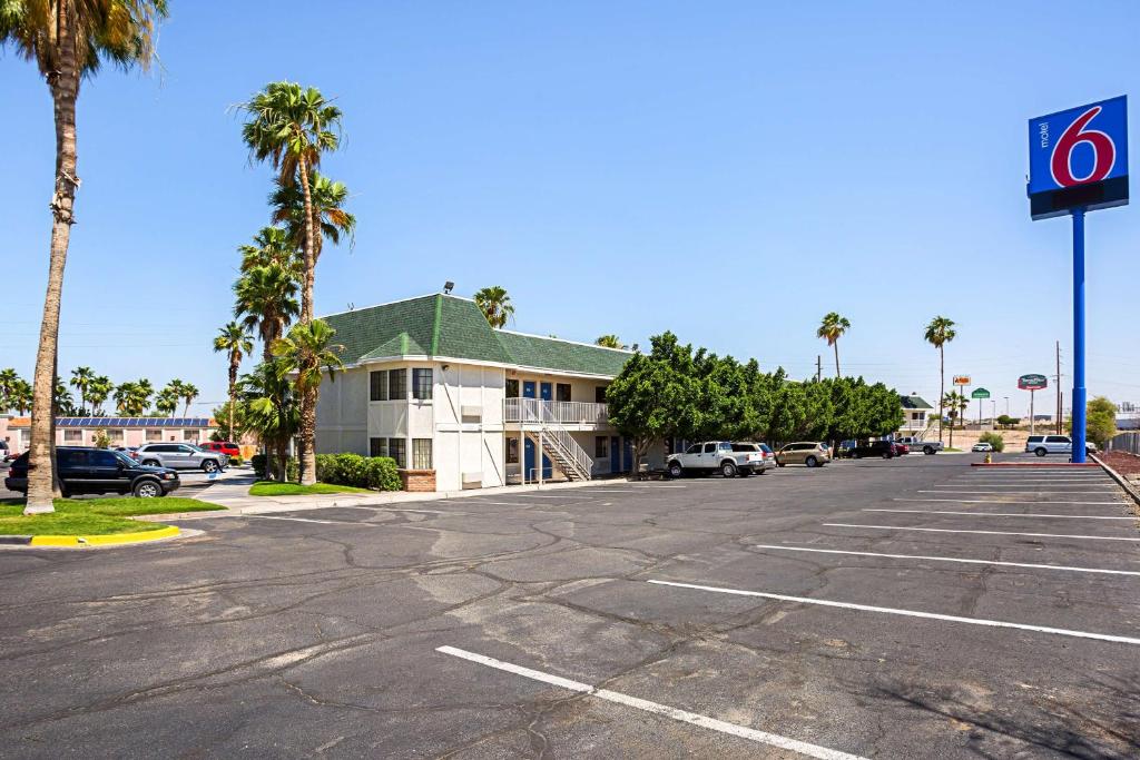 un aparcamiento vacío frente a un hotel en Motel 6-Yuma, AZ - East, en Yuma