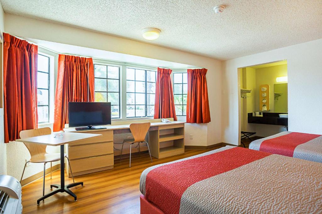 Habitación de hotel con 2 camas y escritorio con ordenador en Motel 6-Yuma, AZ - East, en Yuma