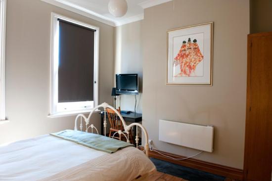 1 dormitorio con cama y ventana en Webster Apartment en Ballarat