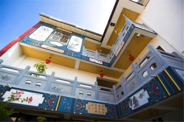 un modèle de bâtiment avec balcon dans l'établissement Han Shu Xiang Yuan Hostel, à Jianshui