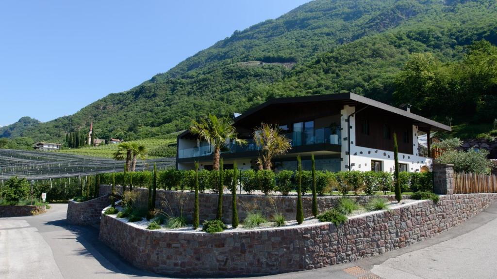 a house with a retaining wall and a mountain at Moar Lodge in Postal