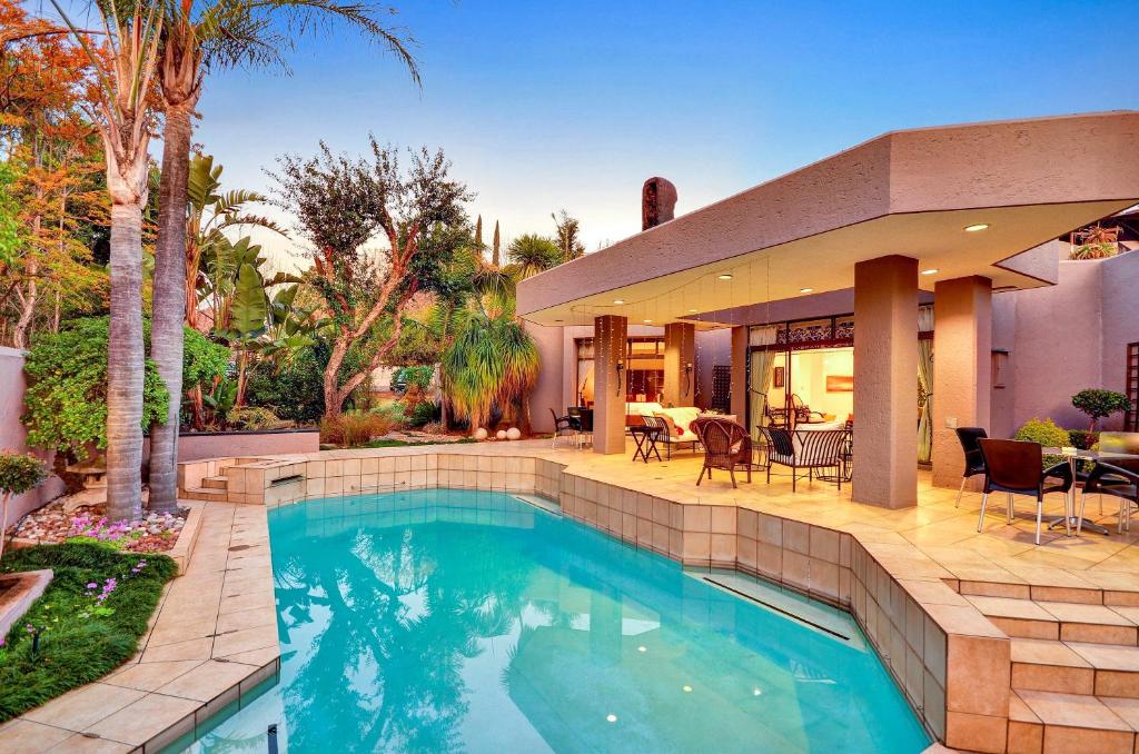 Johannesburg的住宿－樂皮提特費藍酒店，一座房子后院的游泳池