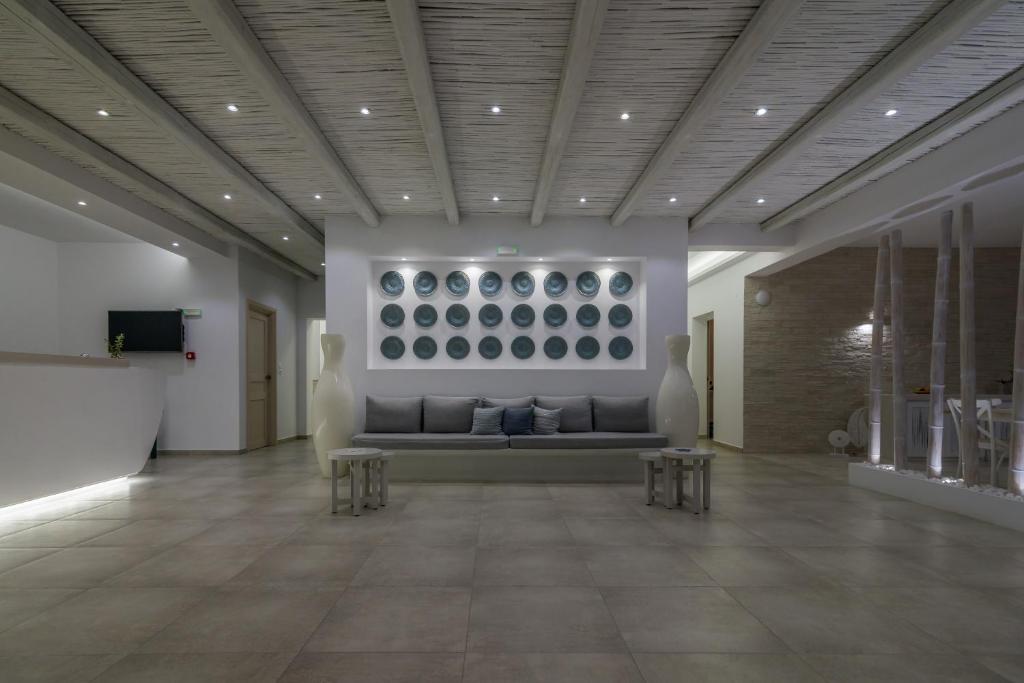 Uma televisão e/ou sistema de entretenimento em Olea Bay Hotel