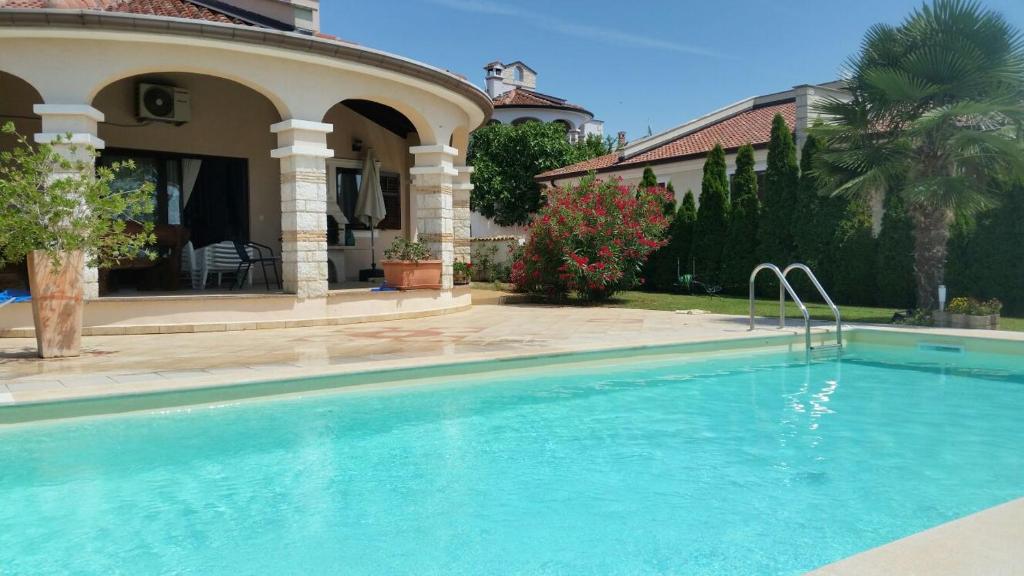 una piscina frente a una casa en Villa Parenzo, en Poreč