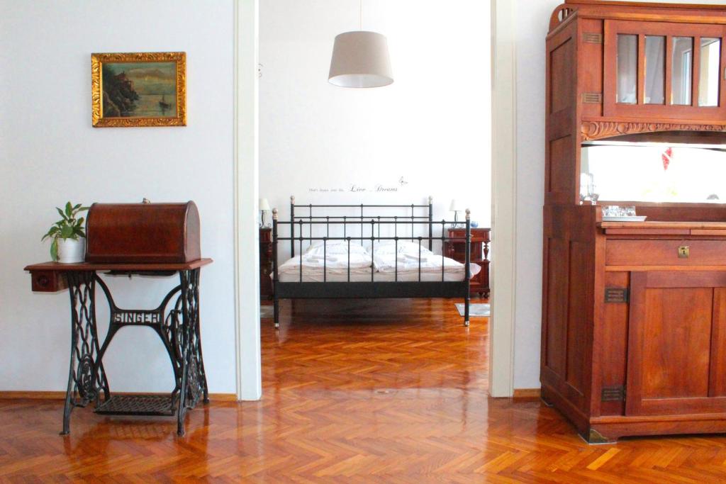 Habitación con cama, mesa y silla en M&M Apartment en Zagreb