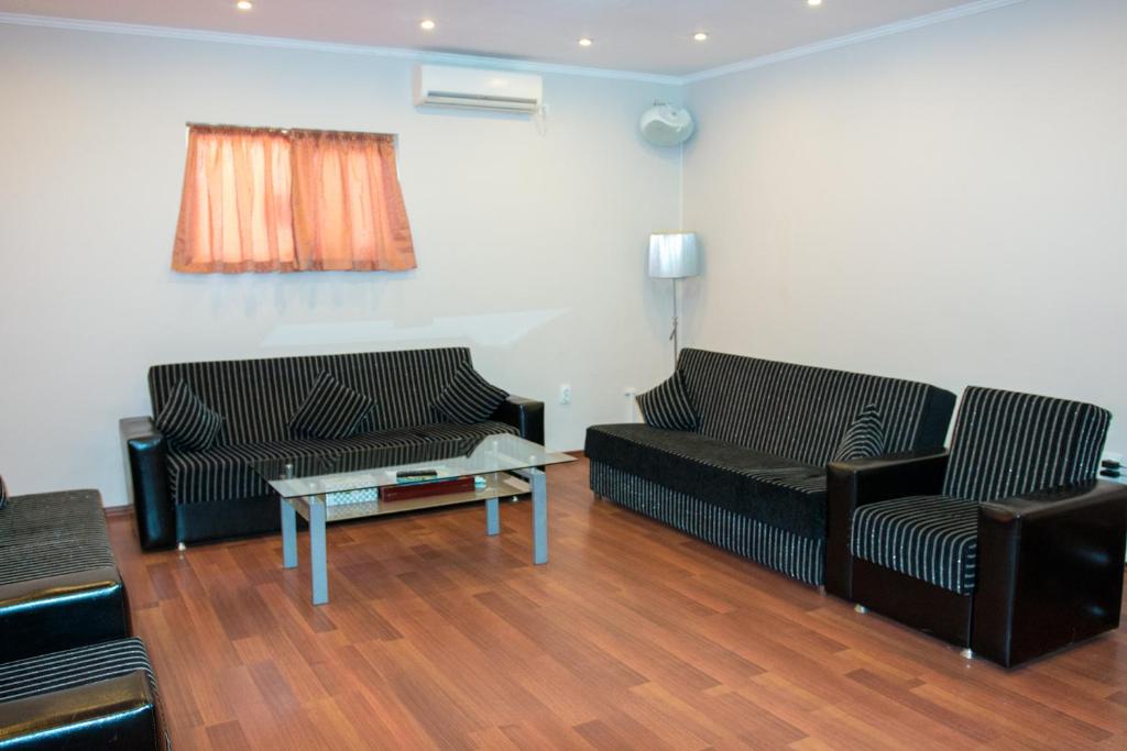 コンスタンツァにあるEKA Mamaiaのリビングルーム(黒いソファ2台、コーヒーテーブル付)