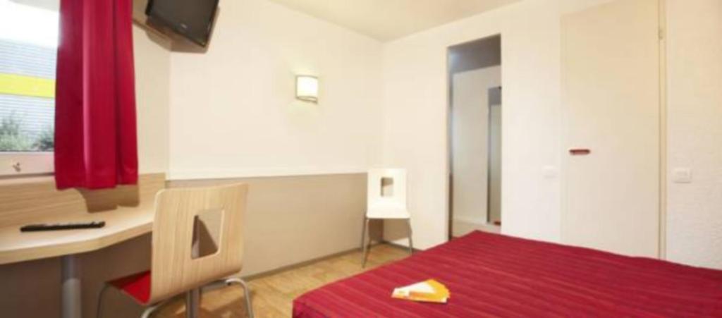 Postel nebo postele na pokoji v ubytování Hotel HECO Lyon sud Vienne