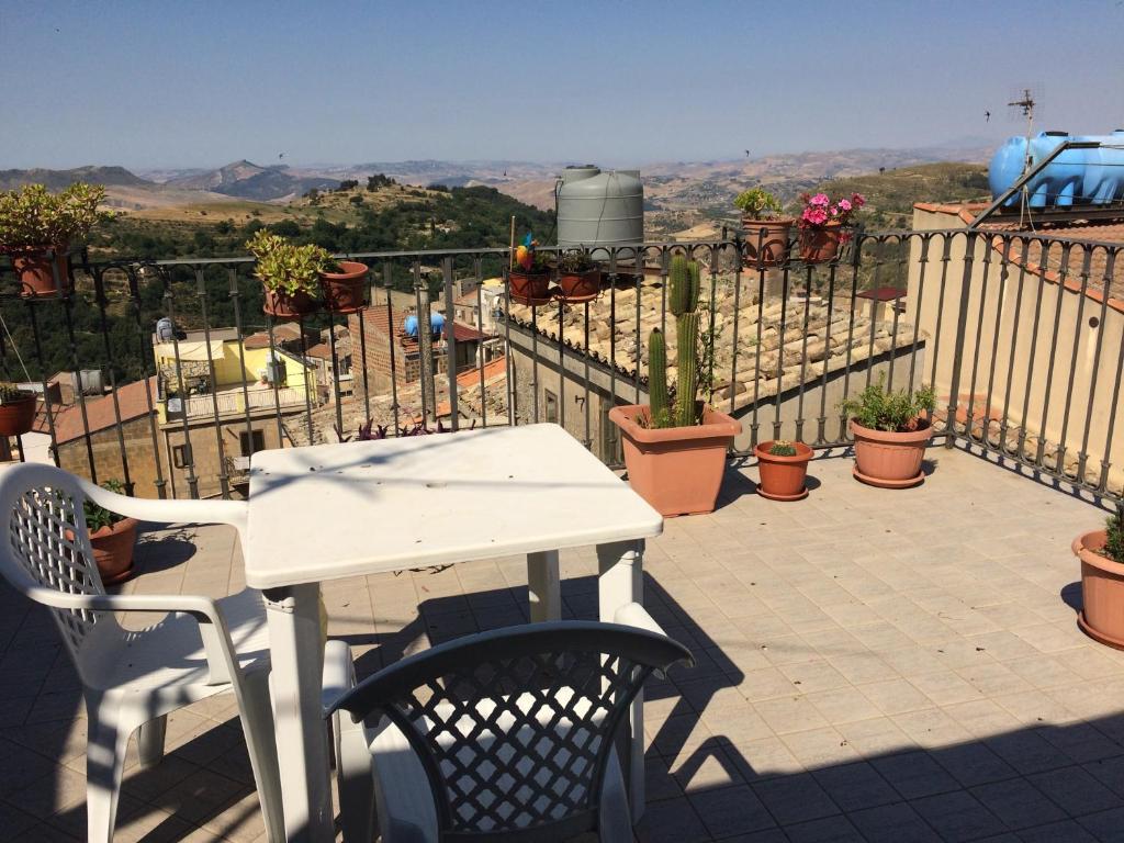 Balkón alebo terasa v ubytovaní Sicily Center rooms -Calascibetta,Enna-