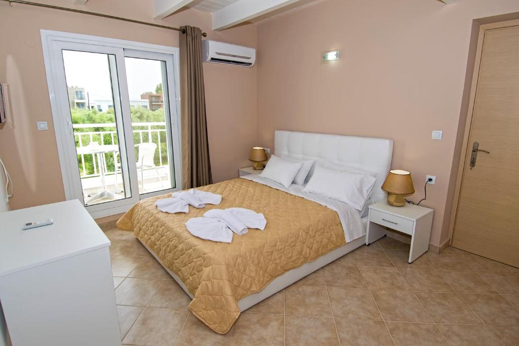 Postel nebo postele na pokoji v ubytování Villa Fantasia- Less than 5-Min Walk to Kalivaki Beach