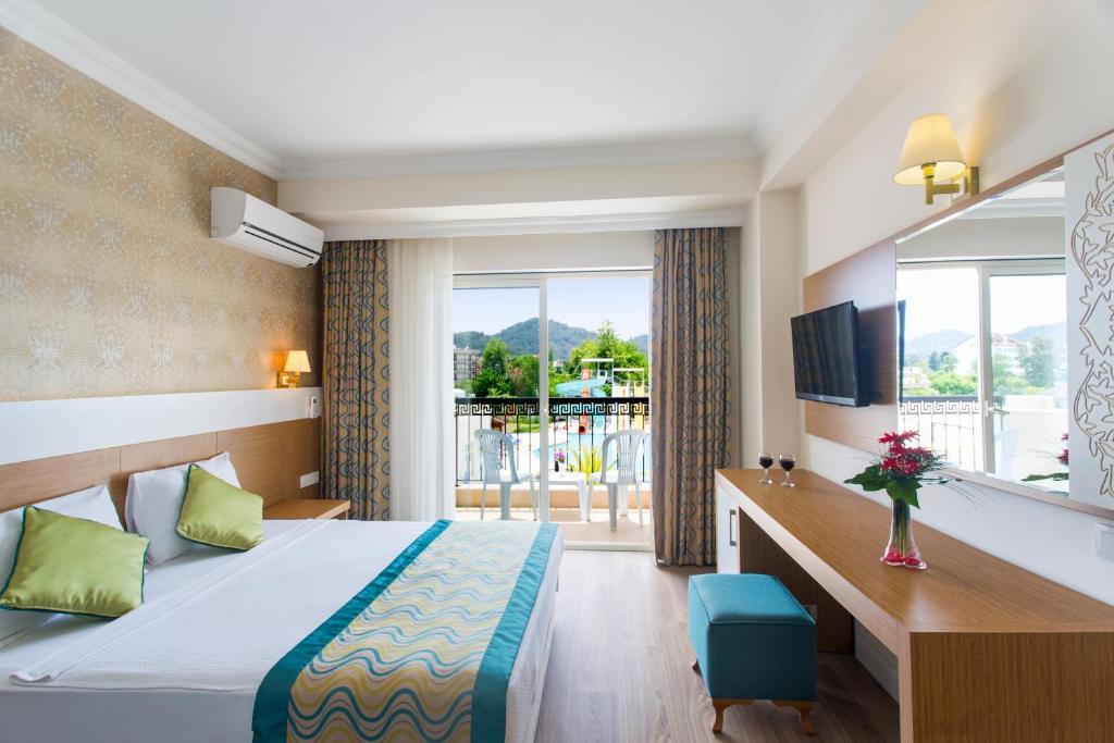 Postel nebo postele na pokoji v ubytování Kemer Dream Hotel