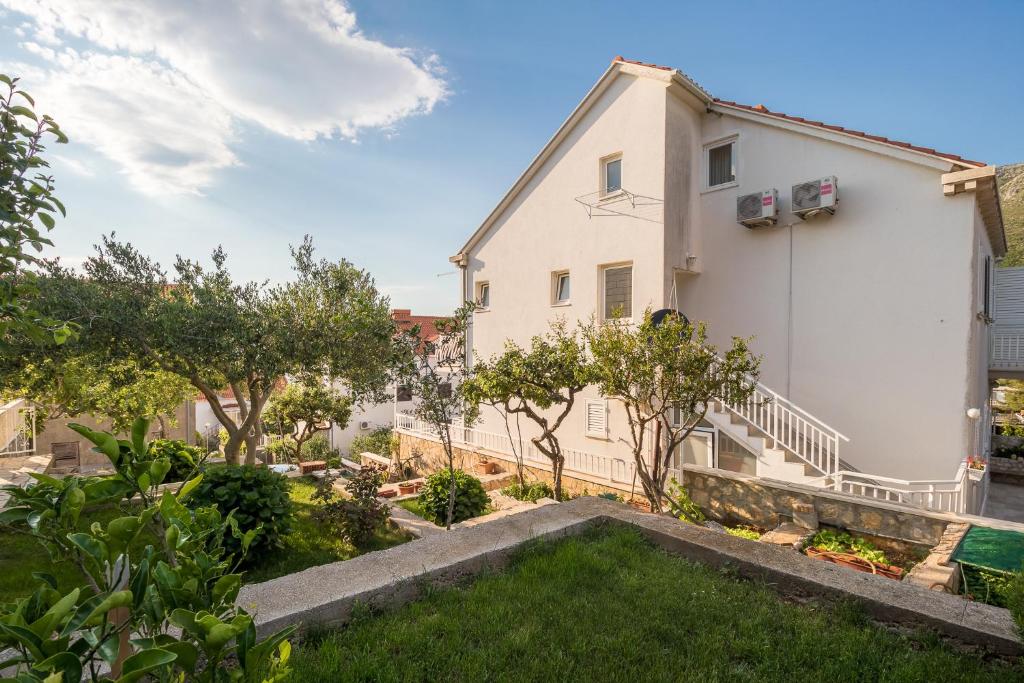 Vonkajšia záhrada v ubytovaní Apartments Pina