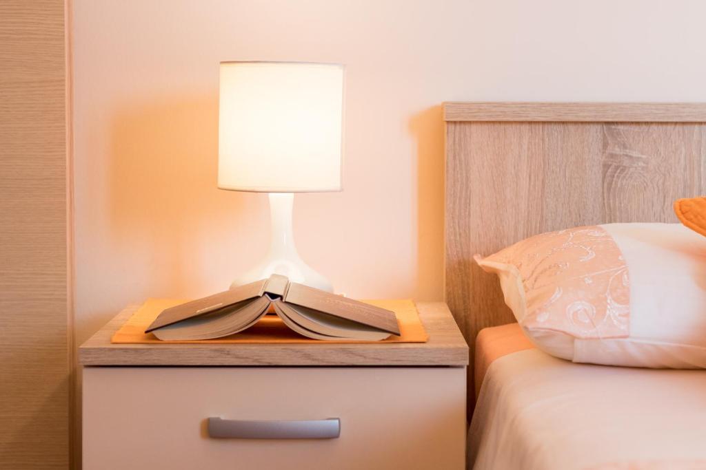 Posteľ alebo postele v izbe v ubytovaní Apartments Pina