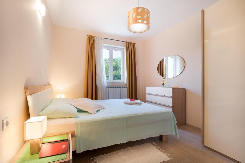 Posteľ alebo postele v izbe v ubytovaní Apartments Pina
