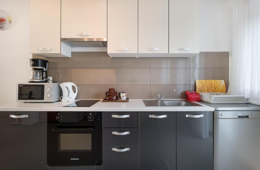 Kuchyňa alebo kuchynka v ubytovaní Apartments Pina