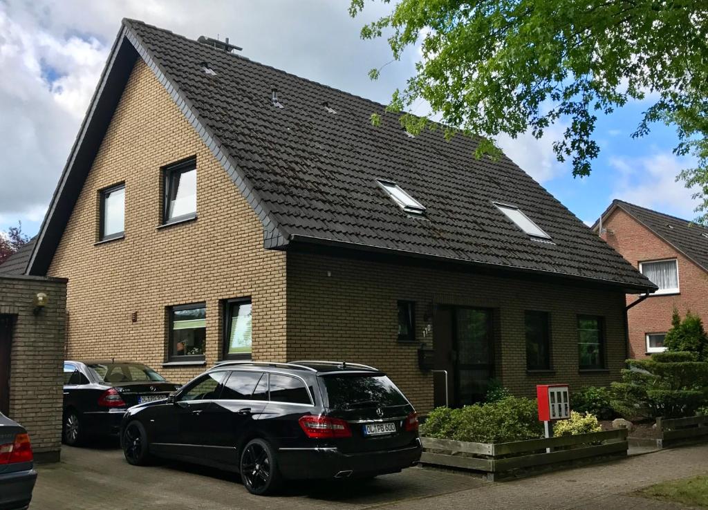 a black car parked in front of a house at P.T-Pension in Oldenburg