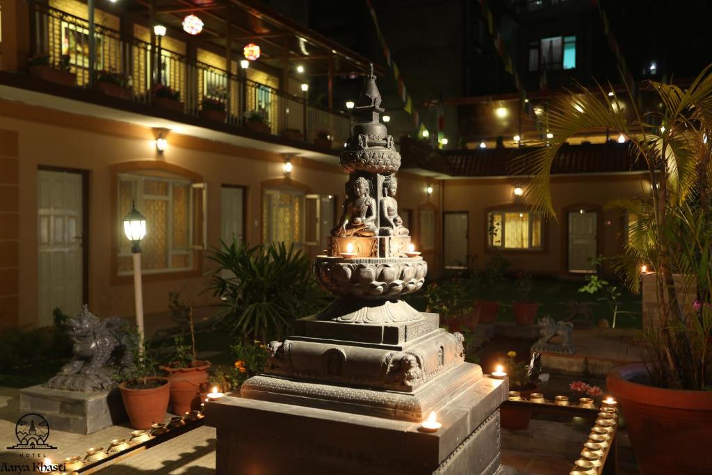 una fuente en medio de un patio por la noche en Aarya Chaitya Inn, en Katmandú