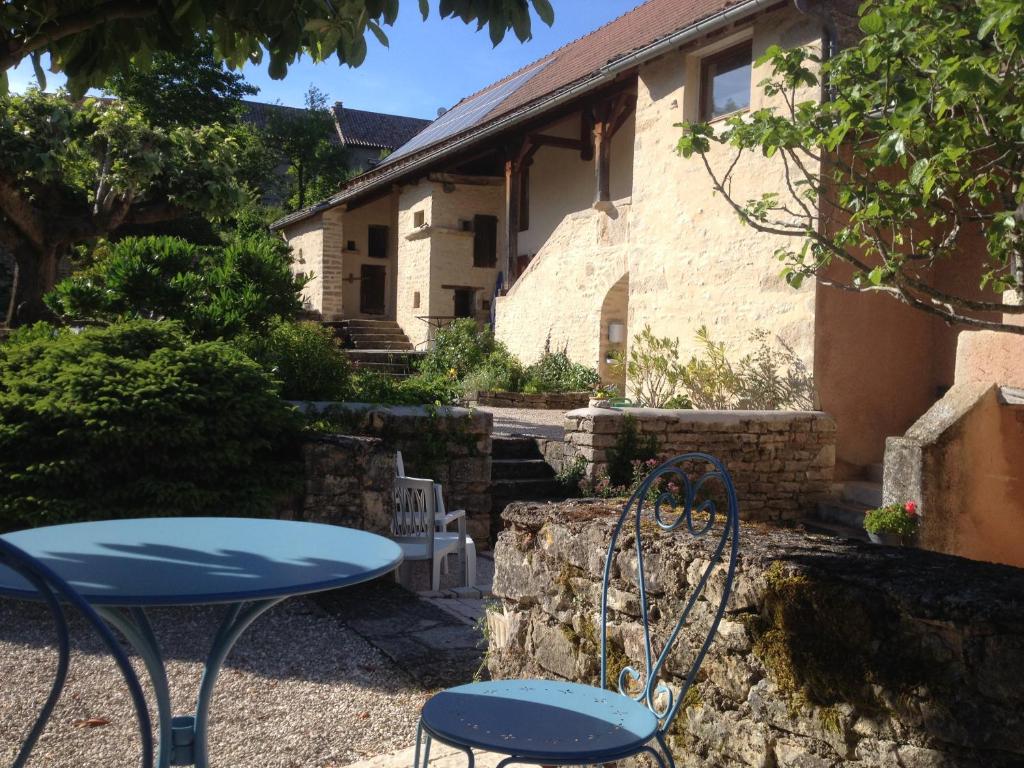 une table et des chaises devant une maison dans l'établissement Chez Sylvie et Thierry, à Royer