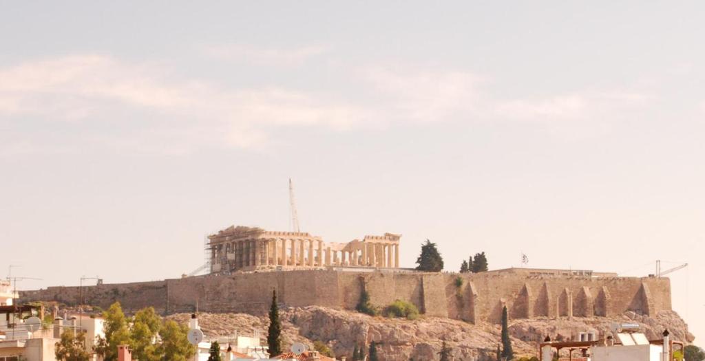 uma vista para a acrópole de Atenas a partir da cidade em Acropolis View Luxury Suite em Atenas