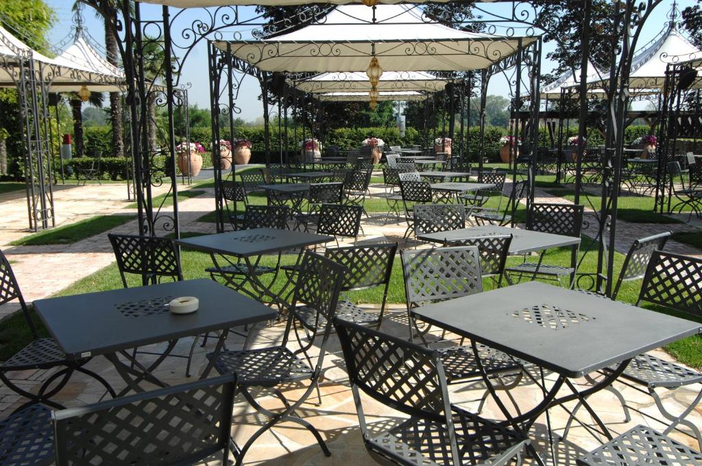 Restauracja lub miejsce do jedzenia w obiekcie Royal Garden Assago Milano