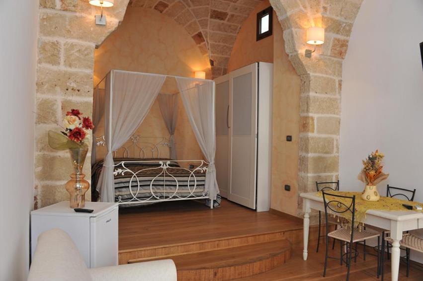 una camera con letto a baldacchino di Palazzo dei Saraceni a Ugento