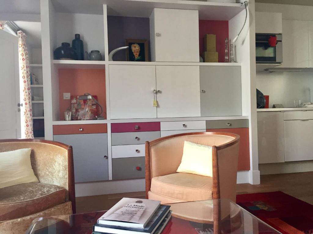 - un salon avec une grande armoire blanche dans l'établissement Appartement Saint-Dominique 7 eme, à Paris