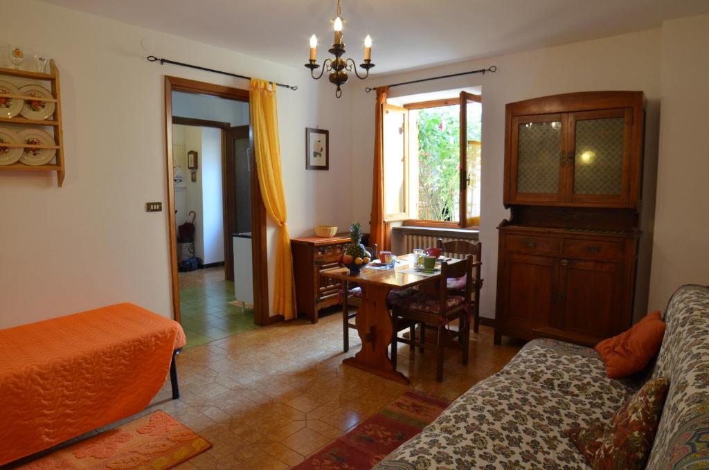 een woonkamer met een bank en een tafel bij La Casetta in Stazzano