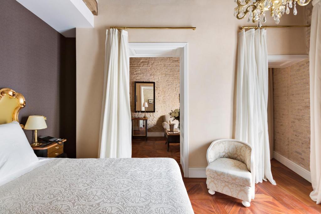 Postel nebo postele na pokoji v ubytování Hotel Casa 1800 Sevilla
