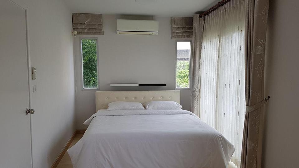 a bedroom with a white bed and a window at Muang Thong Home for Rent in Ban Bang Phang