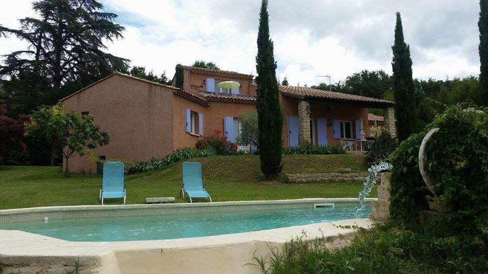 une maison avec une piscine devant une maison dans l'établissement Paradise House, à Crillon-le-Brave