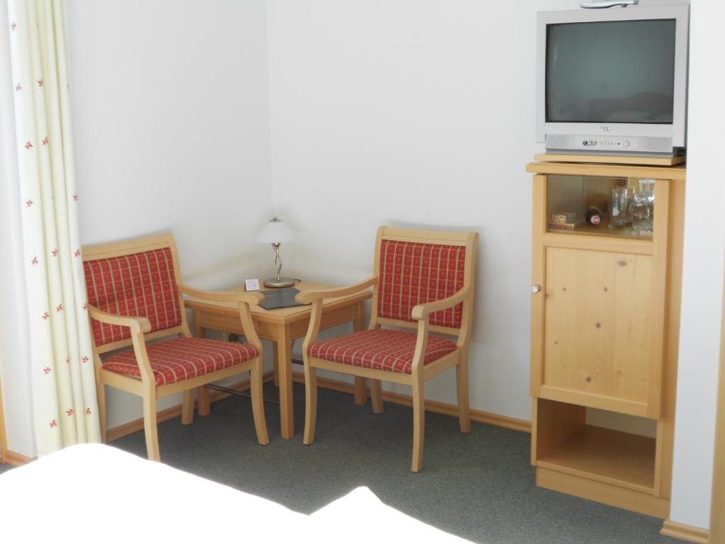 Televízia a/alebo spoločenská miestnosť v ubytovaní Pension Wanderruh