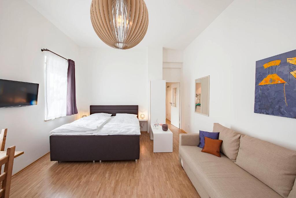 um quarto com uma cama e um sofá em Apartment St Johannis em Nuremberga